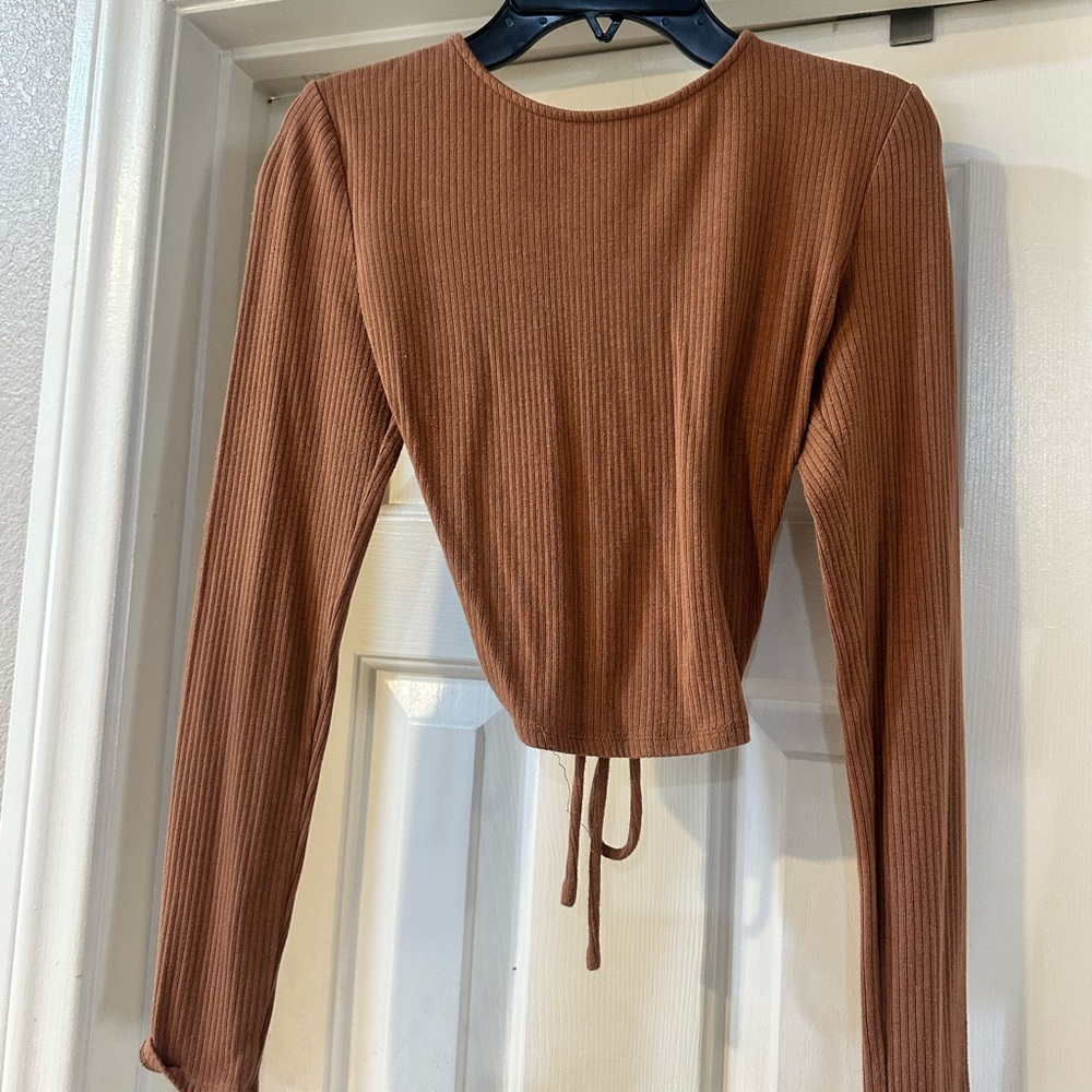 Astr Ribbed Long-Sleeve Adjustable Tie Back Crop Top in Caramel Brown